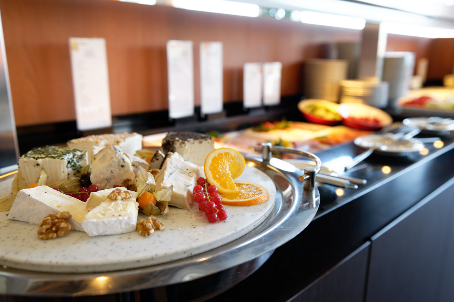 Breakfast buffet Restaurant DERBY ATLANTIC Hotel Galopprennbahn